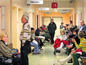 Pacienti se pogosto pritožujejo tudi zaradi predolgega čakanja pred ambulanto. (